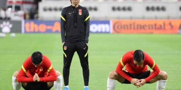 乐鱼网下载-“腰病”无药医！李铁排兵惹争议 国足此刻思念成疾
